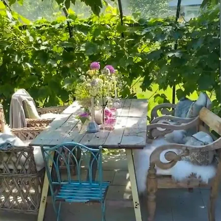 Casa vacanze House With Rose Garden And Greenhouse In
